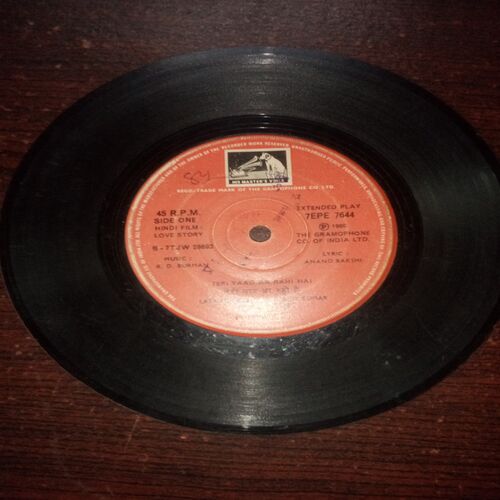 VINYL RECORDS (small) Hindi film :LOVE STORY , 45 R.P.M VINYL RECORDS (small) Hindi film :LOVE STORY , 45 R.P.M