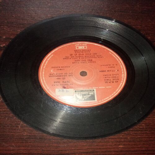 VINYL RECORDS (small) Hindi film :LOVE STORY , 45 R.P.M VINYL RECORDS (small) Hindi film :LOVE STORY , 45 R.P.M