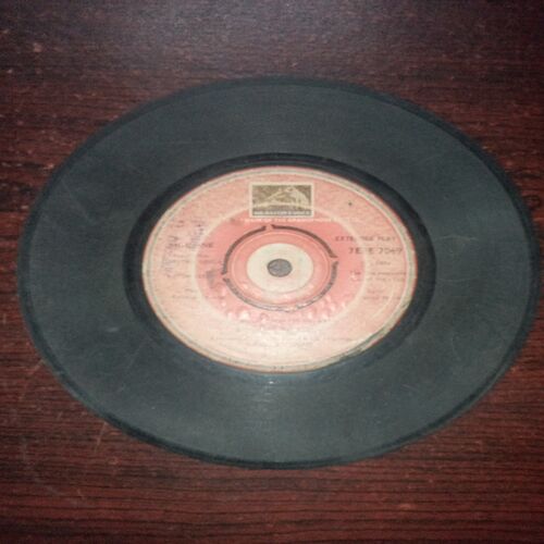 VINYL RECORDS (small) Hindi film : CHATTAN SINGH , 45 R.P.M VINYL RECORDS (small) Hindi film : CHATTAN SINGH , 45 R.P.M