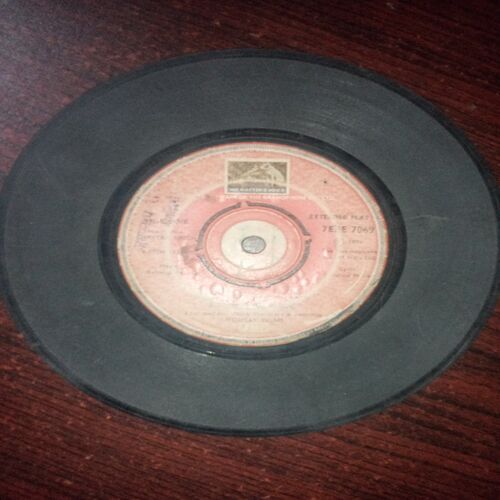 VINYL RECORDS (small) Hindi film : CHATTAN SINGH , 45 R.P.M VINYL RECORDS (small) Hindi film : CHATTAN SINGH , 45 R.P.M