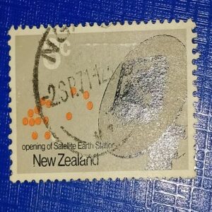 USED - NEW ZEALAND 8C POSTAGE STAMP USED - NEW ZEALAND 8C POSTAGE STAMP