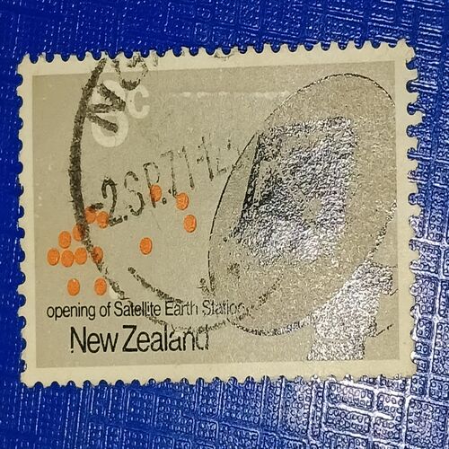 USED - NEW ZEALAND 8C POSTAGE STAMP USED - NEW ZEALAND 8C POSTAGE STAMP