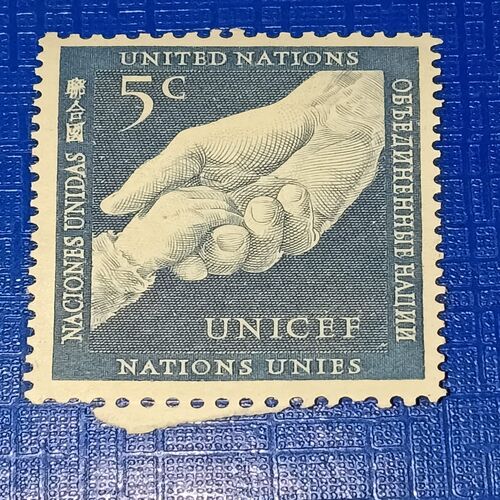 USED - UNITAD NATONS POSTAGE STAMP 5C USED - UNITAD NATONS POSTAGE STAMP 5C